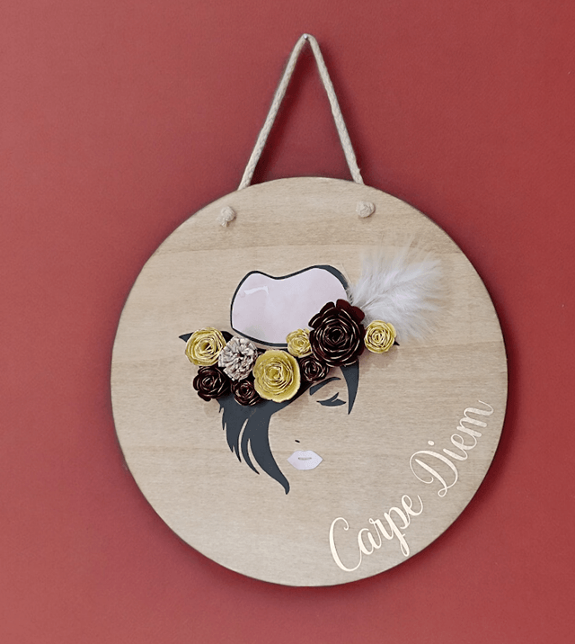 Décoration femme à chapeau