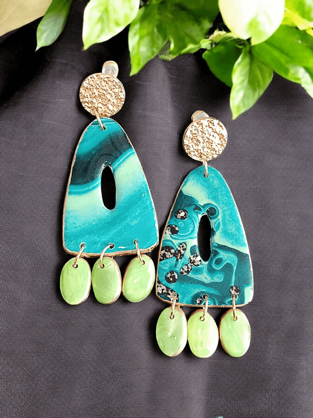 Boucles d'oreilles en argile et décor en papier