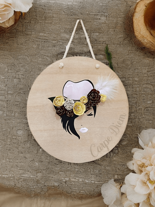 Décoration femme à chapeau
