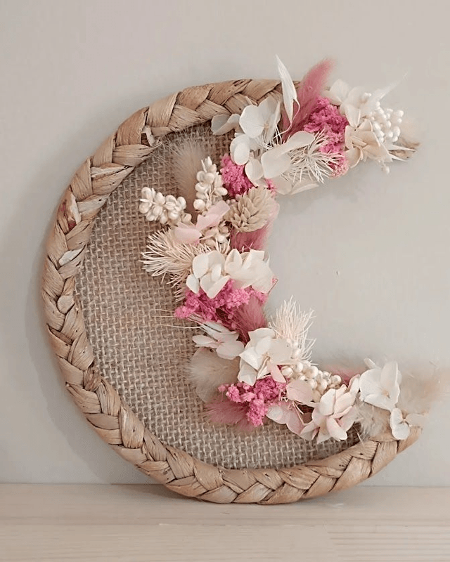 Décoration lune toile de jute fleurs séchées